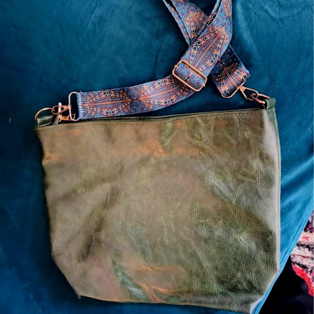 NWOT Faux Leather Dark Green Purse Adjustable & Gorgeous Shoulder Strap